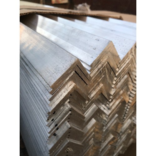 Алюминиевый уголок 25х4х4 L= 2м АД31Т1